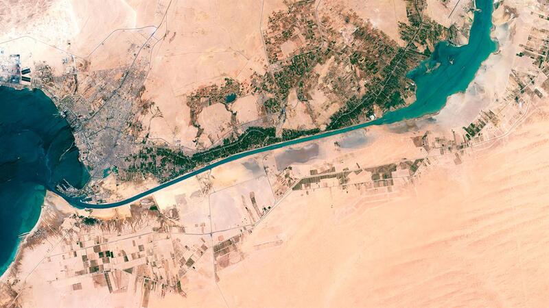 Leia mais sobre o artigo Navio é rebocado após encalhar no Canal de Suez, no Egito